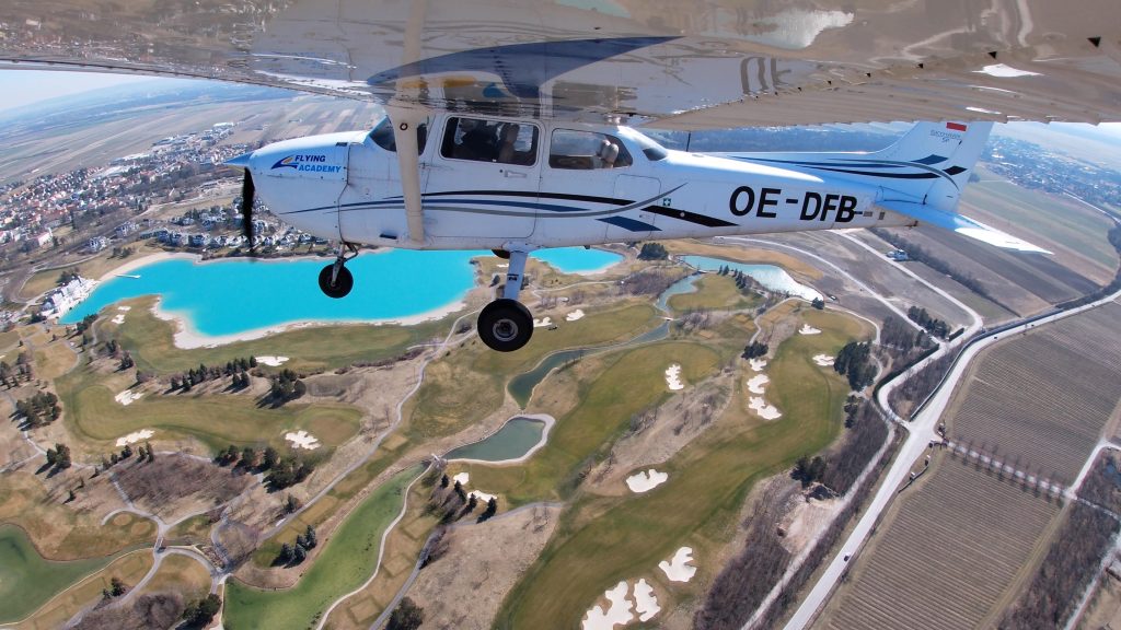 Cessna 172 austrian blue lakes